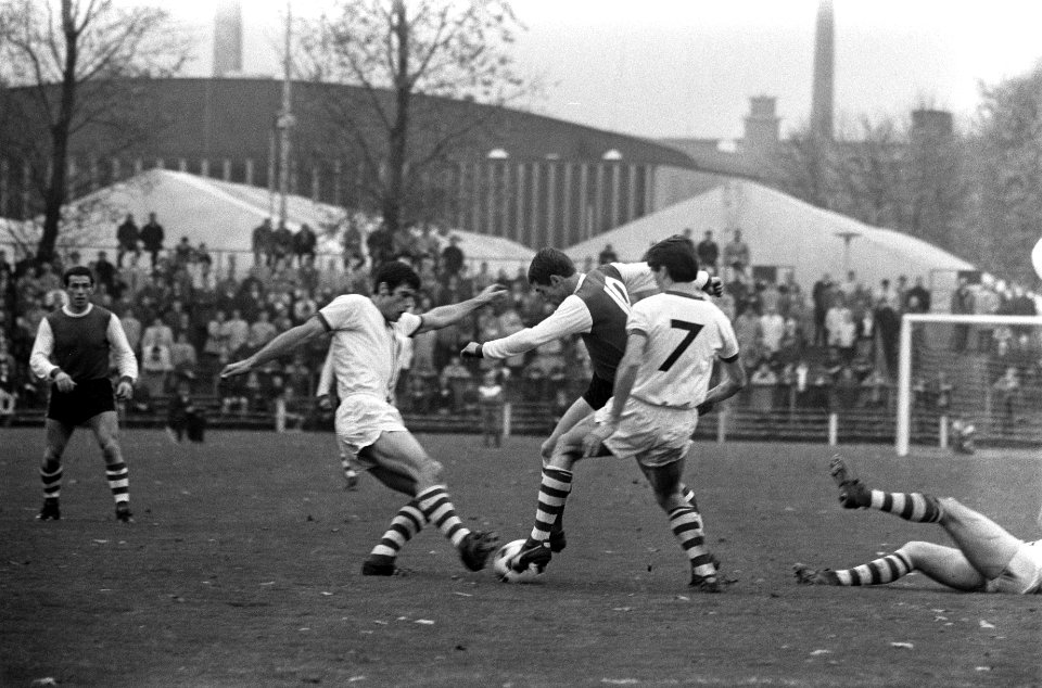 PSV tegen Holland Sport 4-1. Van der Kuylen (midden) in duel met Boskamp, Bestanddeelnr 922-9332