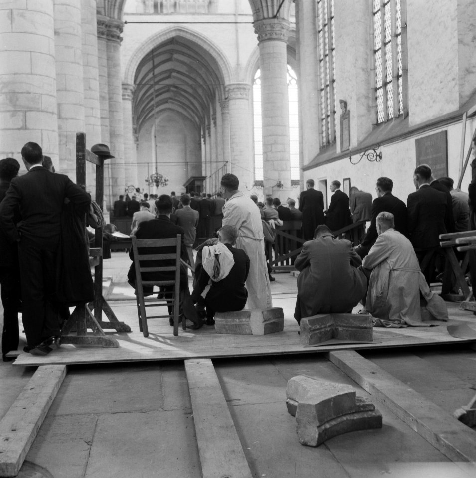 Publiek in de Hooglandse Kerk Sommige gezeten op brokstukken, Bestanddeelnr 900-7900