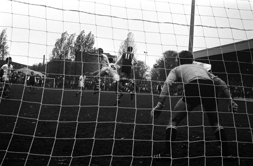 PSV tegen Holland Sport 4-1. Van der Kuylen (midden) in duel met Boskamp, Bestanddeelnr 922-9336