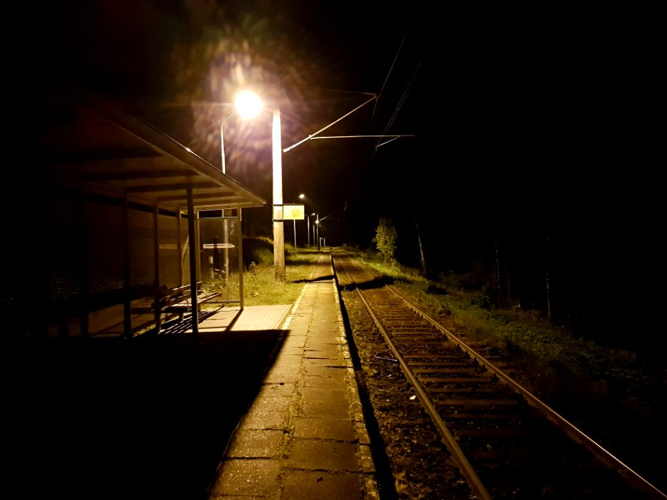 Przystanek kolejowy Laliki nocą