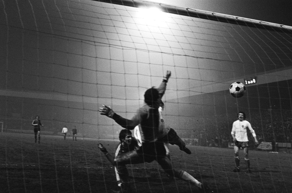 PSV tegen Hajduk Split (Europacup-I) 3-0 Harry Lubse scoort 2-0 langs Meskovic, Bestanddeelnr 928-4708
