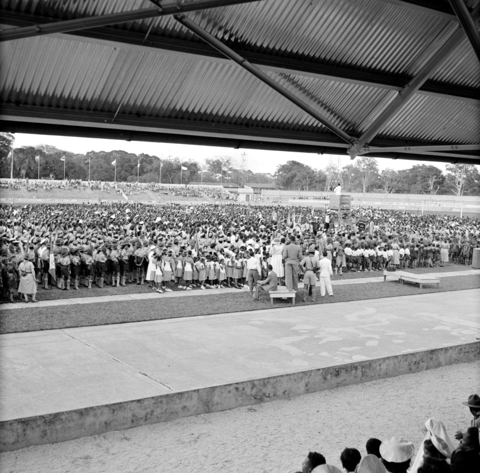 Publiek bij de ontvangt van het koninklijk gezelschap in het stadion van Paramar, Bestanddeelnr 252-4750