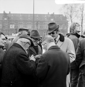 Publiek op Waterlooplein, Amsterdam, Bestanddeelnr 924-2886