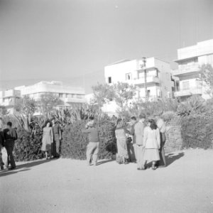 Publiek aan de boulevard van Tel Aviv met zicht op flats, Bestanddeelnr 255-1356 photo