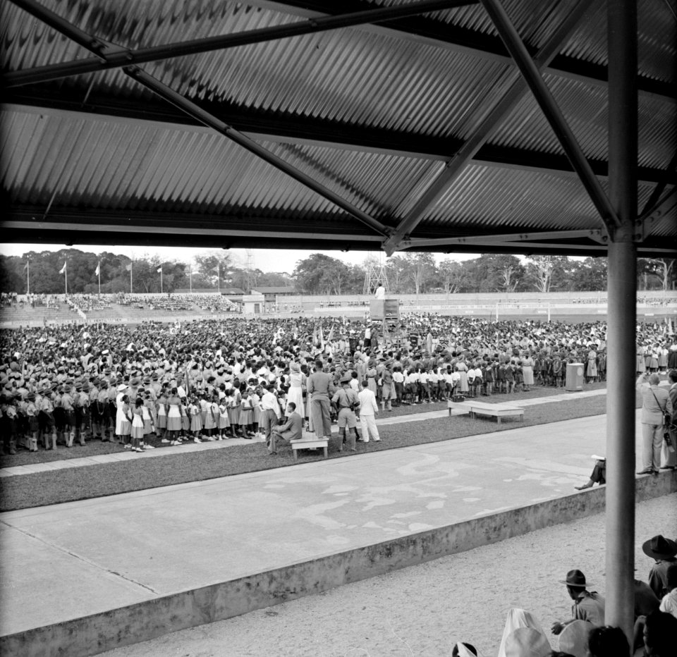Publiek bij de ontvangt van het koninklijk gezelschap in het stadion van Paramar, Bestanddeelnr 252-4751