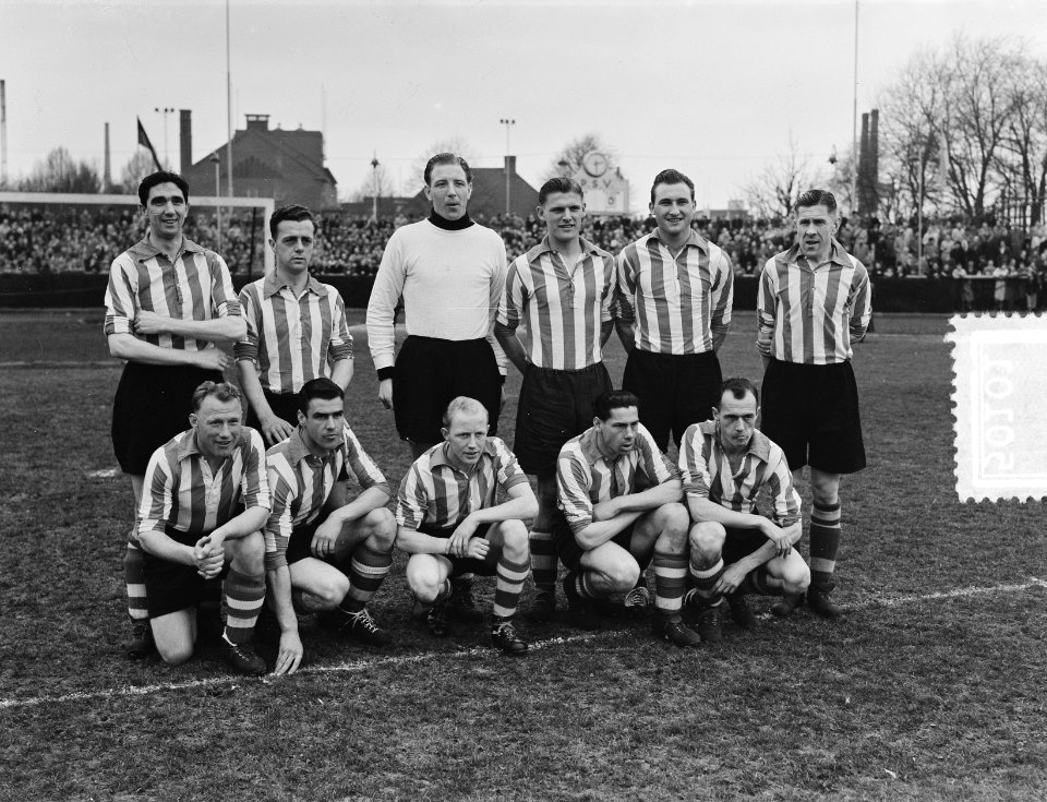 PSV tegen Limburgia 2-0 PSV-elftal staand v.l.n.r. Bakers, d Hooghe, Steiger, Wo, Bestanddeelnr 905-0101
