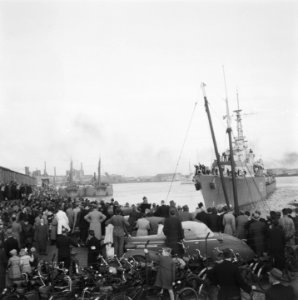 Publiek aan de kade kijkt toe als de Kortenaer aanmeert., Bestanddeelnr 900-9792