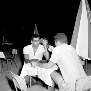Publiek op een terras van een horecagelegenheid in Eilat, Bestanddeelnr 255-3617