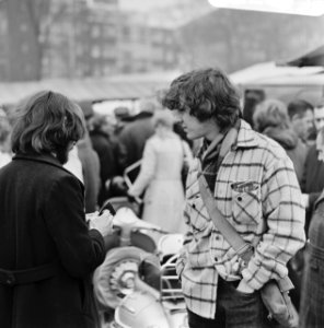 Publiek op Waterlooplein, Amsterdam, Bestanddeelnr 924-2895