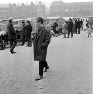 Publiek op Waterlooplein, Amsterdam, Bestanddeelnr 924-2890