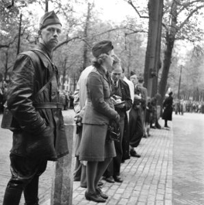 Publiek, waaronder militairen, langs de weg bij Lange Voorhout, Bestanddeelnr 900-8914