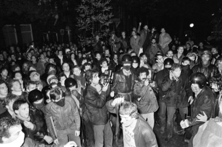 Publiek bij het kraakpand, Bestanddeelnr 931-7506