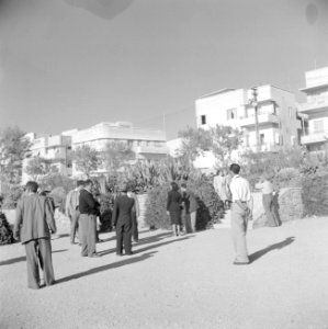 Publiek aan de boulevard van Tel Aviv met zicht op flats, Bestanddeelnr 255-1355