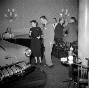 Publiek bij de bar in restaurant Wivex waar een autoshow wordt gehouden, Bestanddeelnr 252-9172
