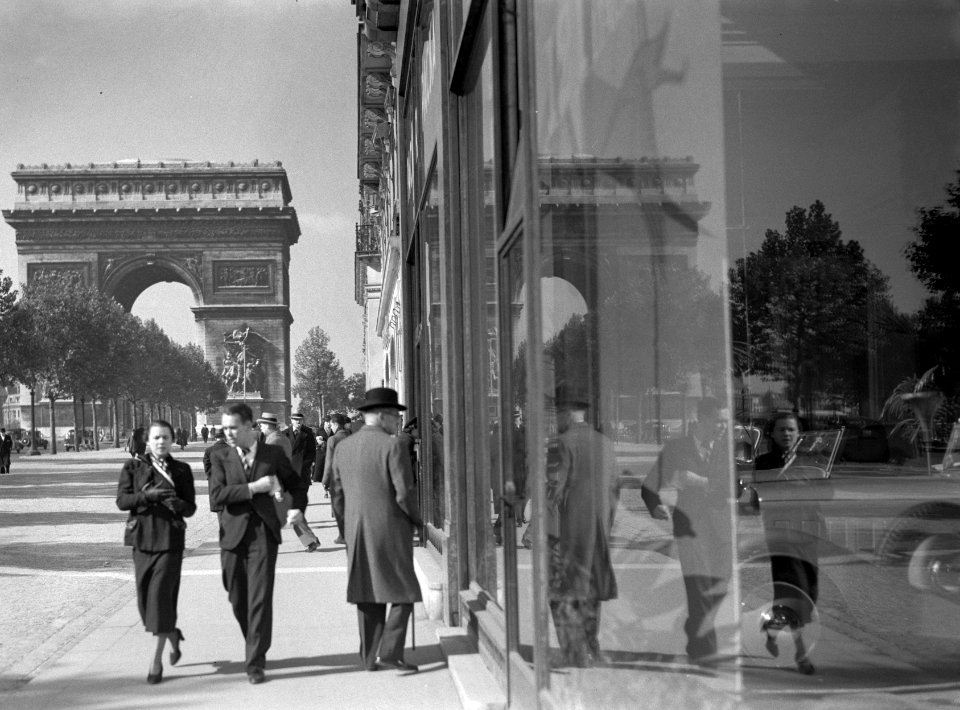 Publiek op de Champs-Elysées in Parijs, Bestanddeelnr 191-0496 photo