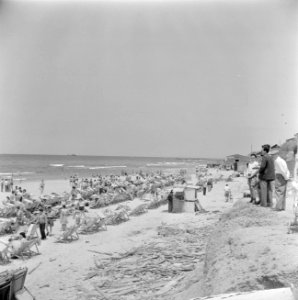 Publiek op het strand bij de strandboulevard van Tel Aviv met strandstoelen, Bestanddeelnr 255-1367