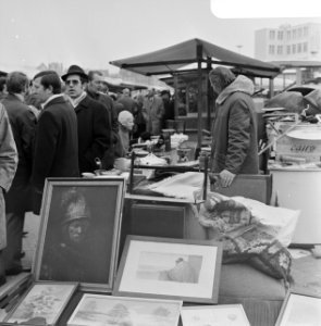 Publiek op Waterlooplein, Amsterdam, Bestanddeelnr 924-2887