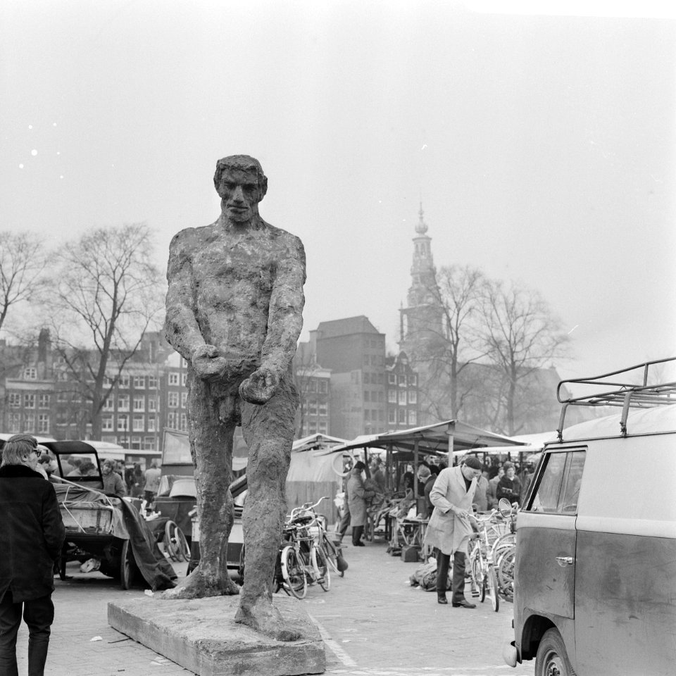 Publiek op Waterlooplein, Amsterdam De Houtwerker , beeld van Miletci op Wate, Bestanddeelnr 924-2905