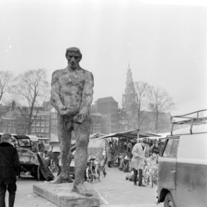 Publiek op Waterlooplein, Amsterdam De Houtwerker , beeld van Miletci op Wate, Bestanddeelnr 924-2905