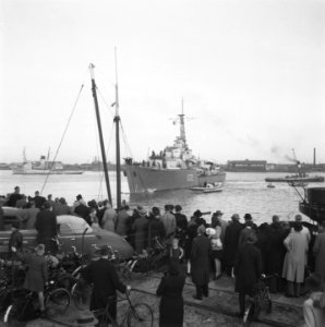 Publiek aan de kade kijkt toe als de Kortenaer aanmeert., Bestanddeelnr 900-9789