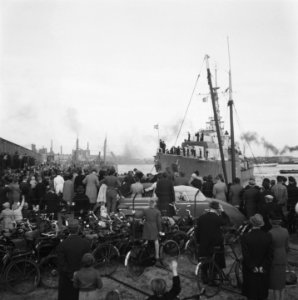 Publiek aan de kade kijkt toe als de Kortenaer aanmeert., Bestanddeelnr 900-9793