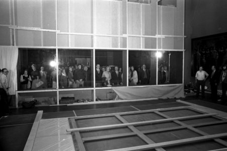 Publiek bij restauratie Nachtwacht in Rijksmuseum publiek kijkt naar restaurati, Bestanddeelnr 928-1789