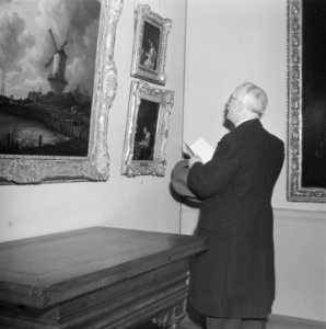 Publiek bekijkt de schilderijen, Bestanddeelnr 900-8730