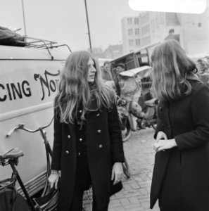 Publiek op Waterlooplein, Amsterdam, Bestanddeelnr 924-2893