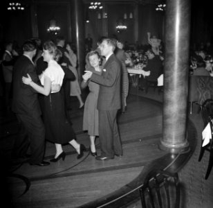Publiek danst op live-muziek in restaurant Wivex waar een autoshow wordt gehoude, Bestanddeelnr 252-9160
