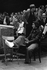 PSV tegen Feyenoord 4-1, Huub Stevens met zijn been in het gips kijkt vanaf de t, Bestanddeelnr 928-6135