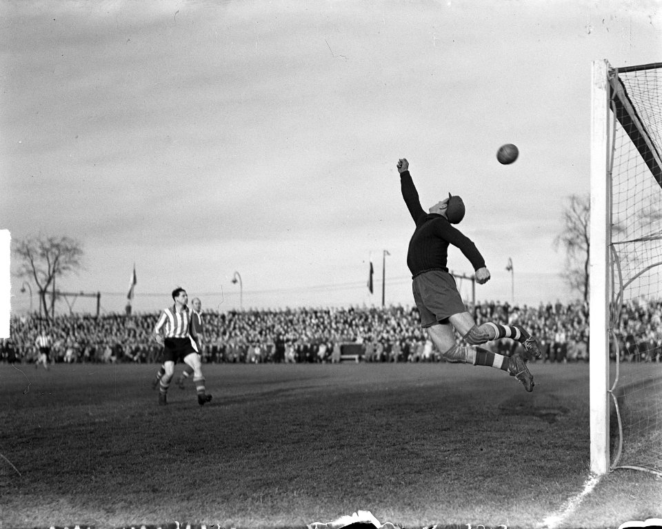 PSV tegen Limburgia 1-2 . Keeper van Limburgia, Sjra Jacobs in aktie, Bestanddeelnr 903-7818
