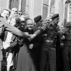 Publiek bij het Academiegebouw wordt in bedwang gehouden door militairen, Bestanddeelnr 900-7939