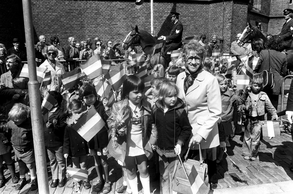 Publiek bij het stadhuis, kinderen met vlaggetjes, Bestanddeelnr 927-9968