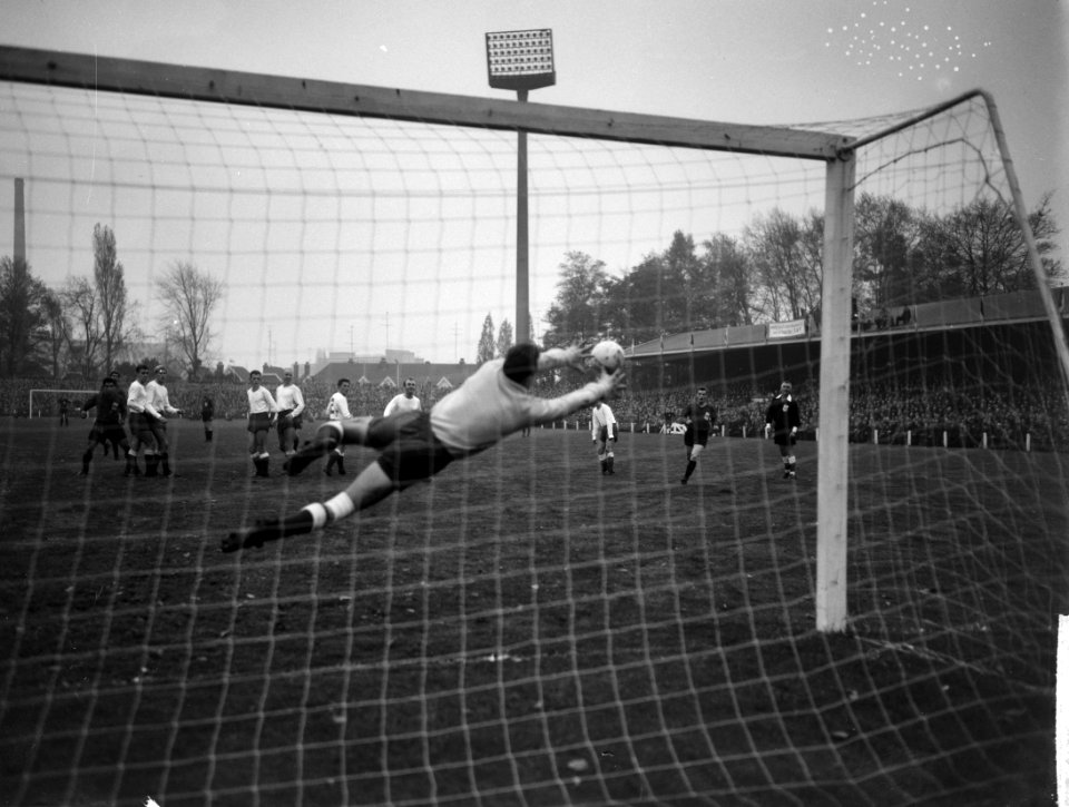 PSV tegen Heracles 0-1, een safe van keeper Bals, vlnr Pijs, Wiersma (PSV), D, Bestanddeelnr 917-0831