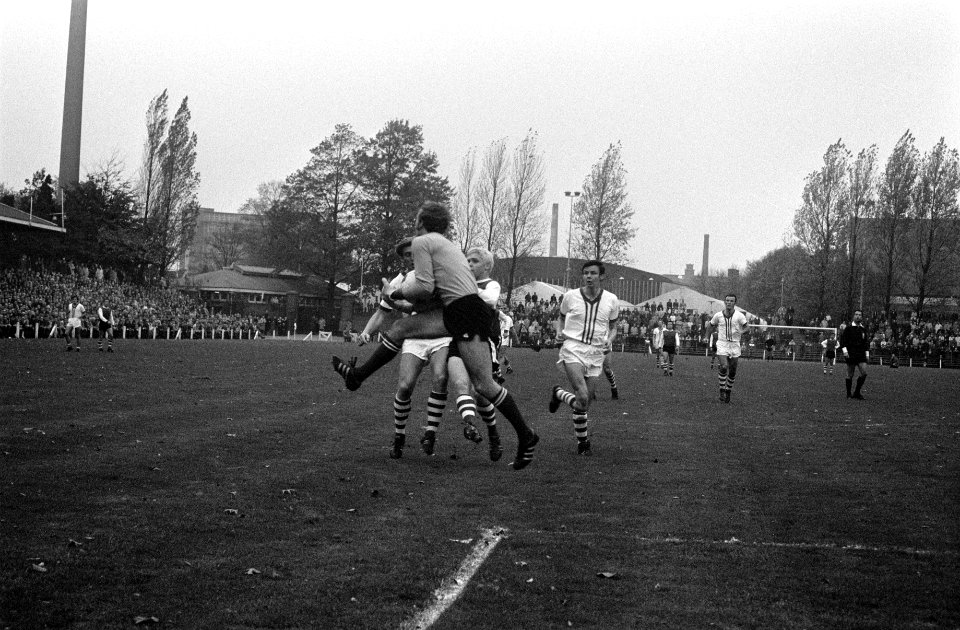 PSV tegen Holland Sport 4-1. Van der Kuylen (midden) in duel met Boskamp, Bestanddeelnr 922-9335