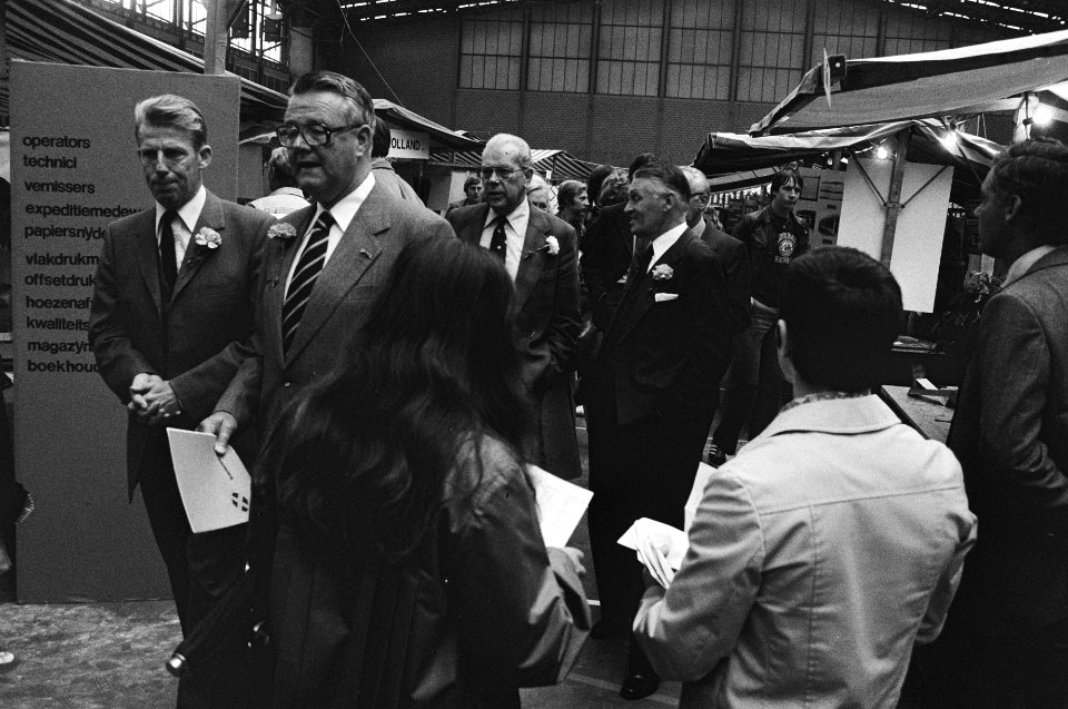 Publiek bij de KLM stand, Bestanddeelnr 930-4079