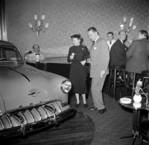 Publiek bij de bar in restaurant Wivex waar een autoshow wordt gehouden, Bestanddeelnr 252-9173