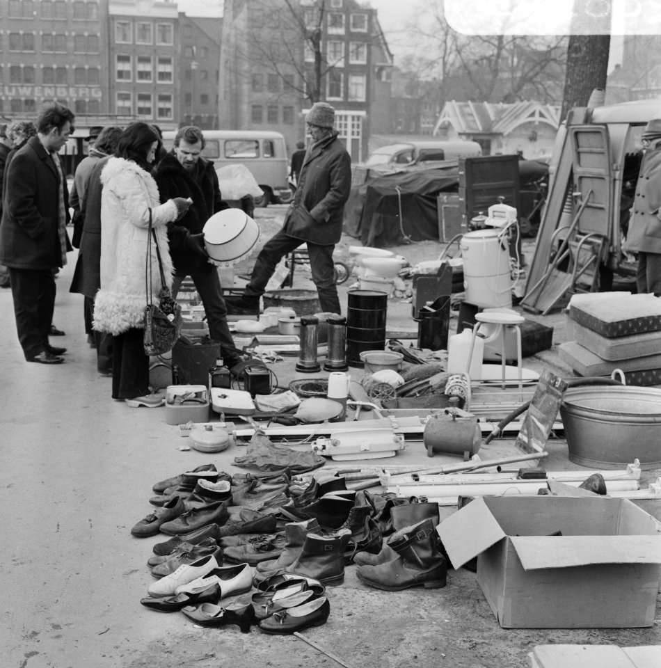 Publiek op Waterlooplein, Amsterdam, Bestanddeelnr 924-2889
