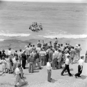 Publiek op het strand van Tel Aviv dat kijkt naar een omgeslagen roeibootje dat , Bestanddeelnr 255-1363 photo