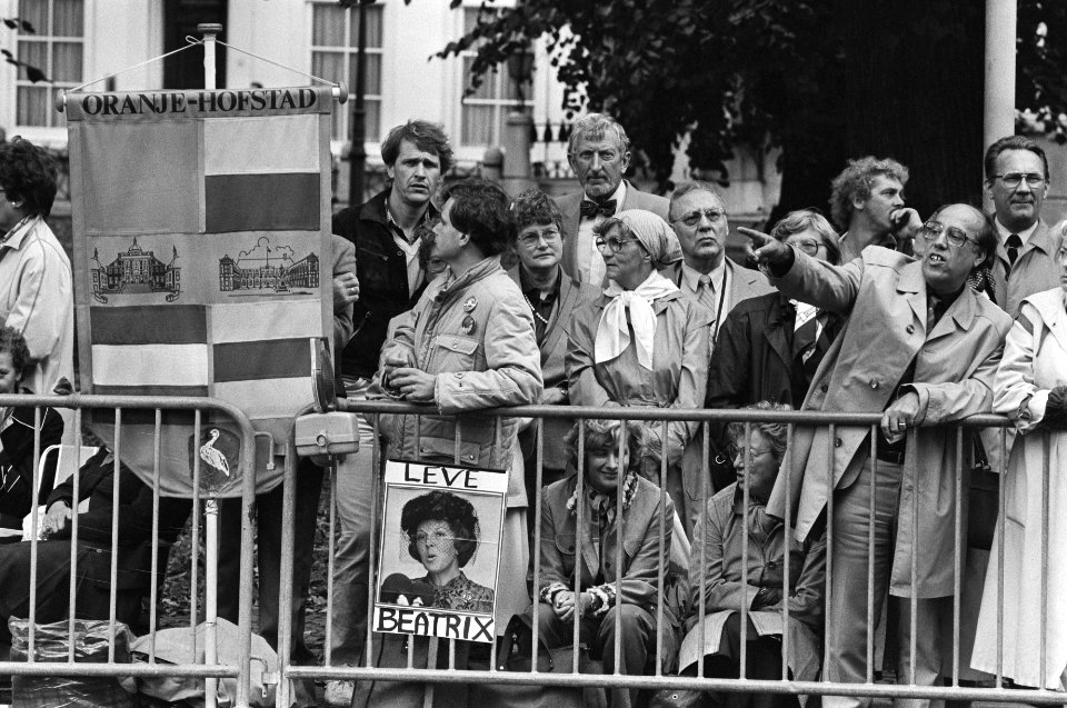 Publiek langs de route met borden Leve Beatrix, Bestanddeelnr 932-3359