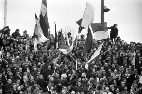 Publiek op tribune met vlaggen, Bestanddeelnr 926-9545
