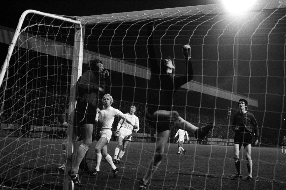 PSV tegen Lierske SK 1-0, UEFA Cup , keeper Engelen tikt de bal over, Bestanddeelnr 925-1723