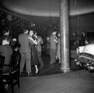 Publiek danst op live-muziek in restaurant Wivex waar een autoshow wordt gehoude, Bestanddeelnr 252-9159