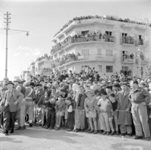 Publiek en een politieagent tijdens de militaire parade in Haifa bij gelegenheid, Bestanddeelnr 255-0995