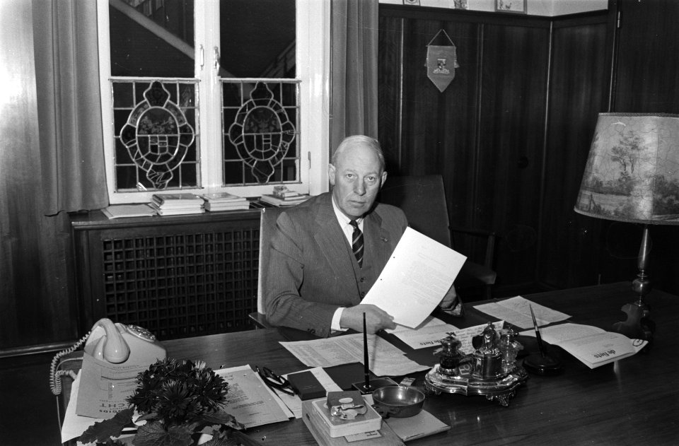 Pseudeo-vogelpest onder kippen, Barneveld burgemeester K. van Diepeningen van B, Bestanddeelnr 924-1995