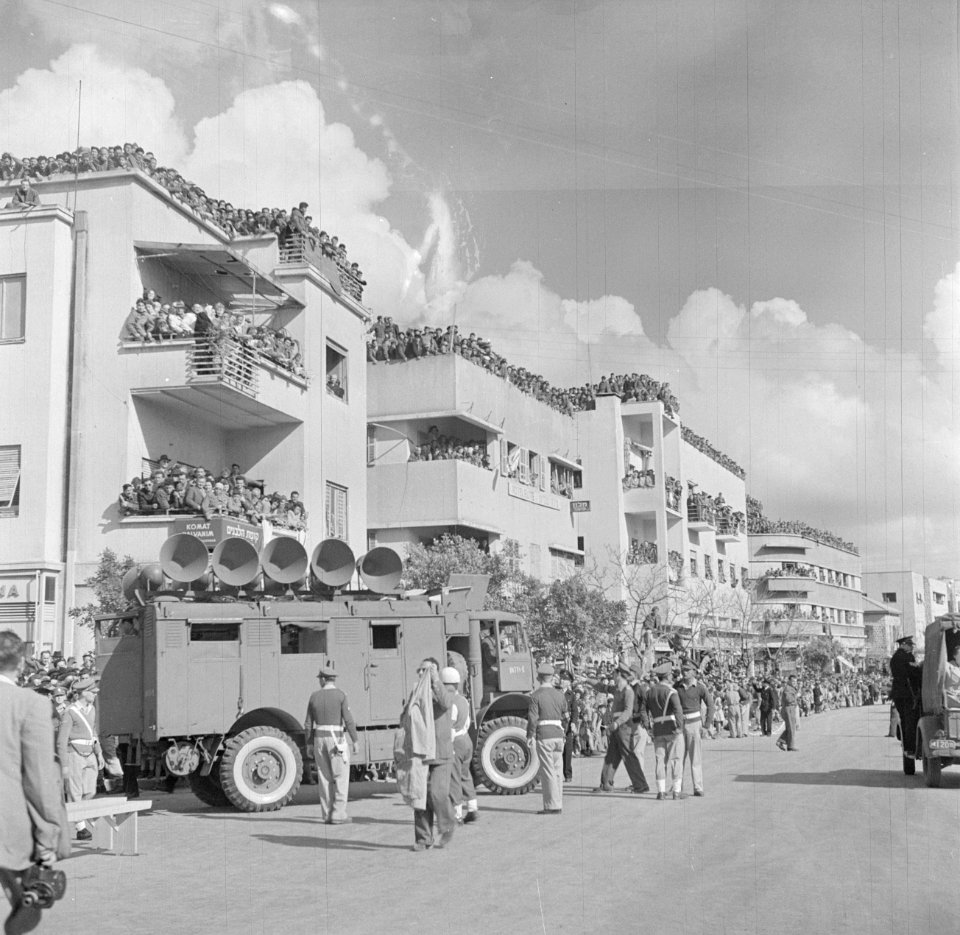 Publiek en een luidsprekerwagen tijdens de militaire parade in Haifa bij gelegen, Bestanddeelnr 255-0993