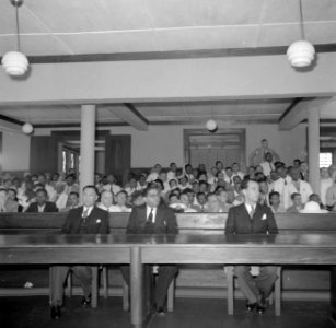 Publiek en leden van het parlement van Suriname, tijdens de toespraak van gouve…, Bestanddeelnr 252-7060