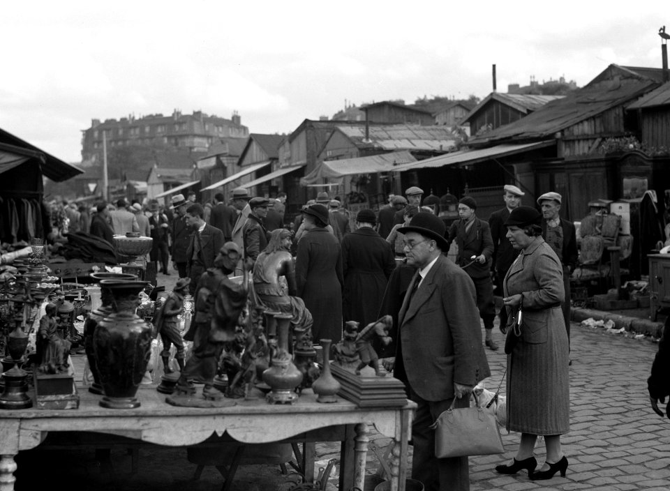 Publiek op een Marché des Puces in Parijs met houten keten waar tweedehands goed, Bestanddeelnr 254-5641