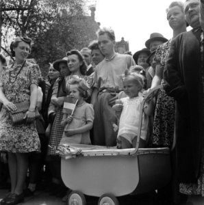 Publiek kinderen in wandelwagen, Bestanddeelnr 900-4847