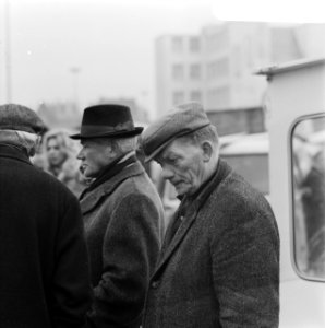 Publiek op Waterlooplein, Amsterdam, Bestanddeelnr 924-2898